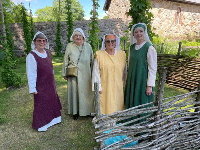 Klostersystrar i medeltidskläder