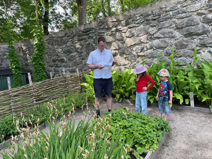 Anton, Matilda och Alexander i klosterträdgården